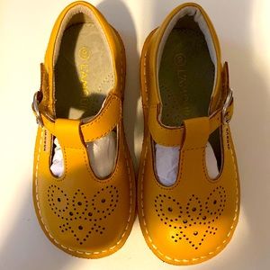 L’Amour NWOB Mustard Ollie T-Strap, size 9